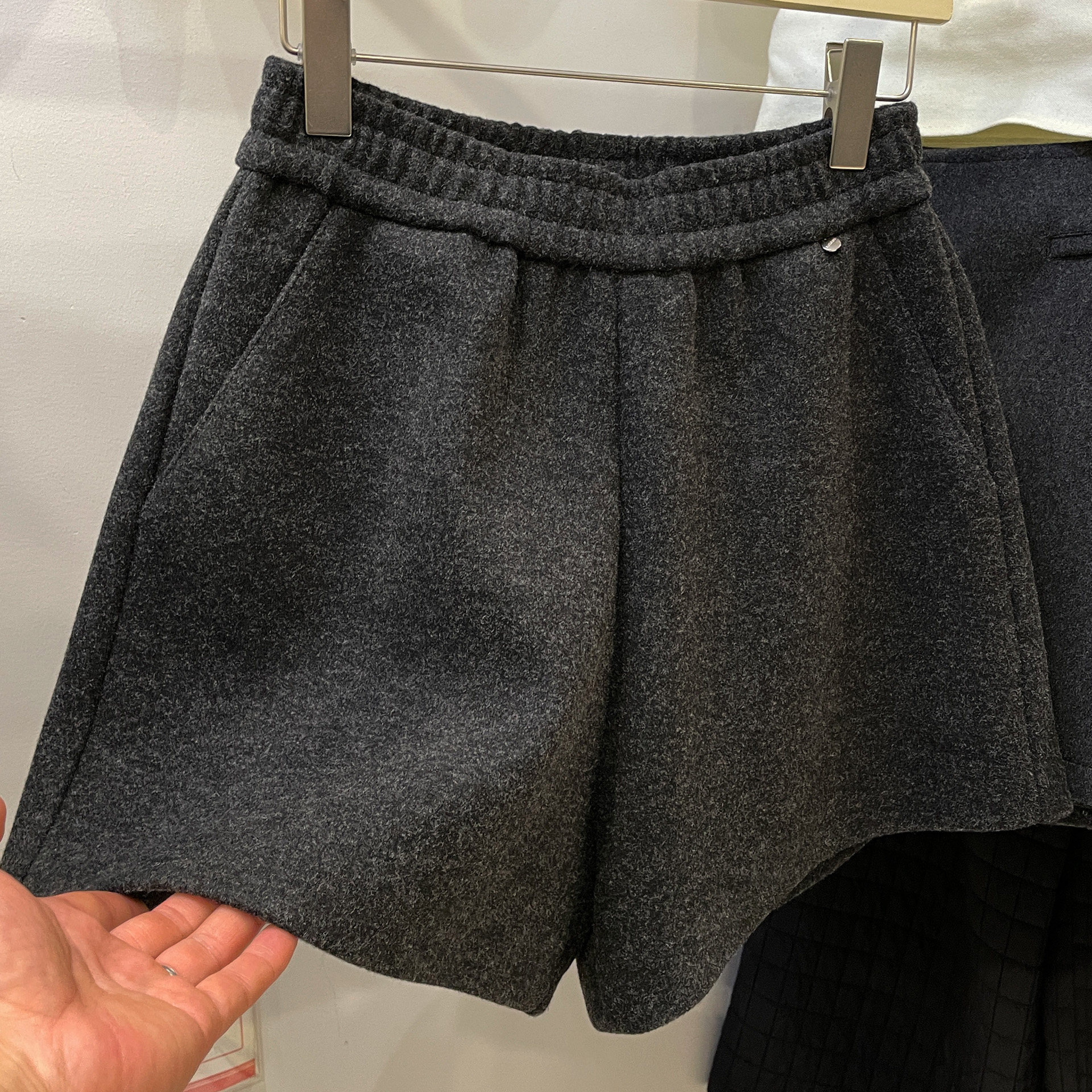 加绒加厚毛呢休闲松紧腰短裤女冬装韩系简约百搭阔腿裤外穿靴裤子