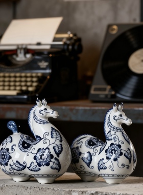 青花瓷陶瓷马摆件陶瓷马工艺品中式复古客厅电视柜摆设家居饰品