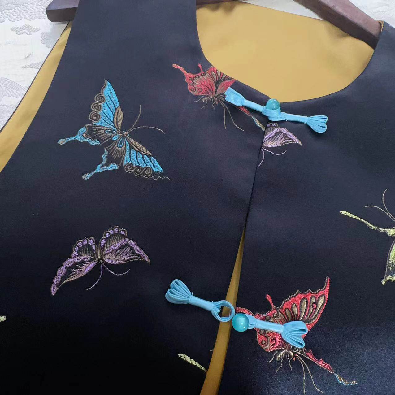 빅 브랜드 할인 대외 무역 상품 원래 꼬리 싱글 컷 라벨 여성의 새로운 중국 스타일 국가 스타일 조끼 버클 조끼 자켓 탑