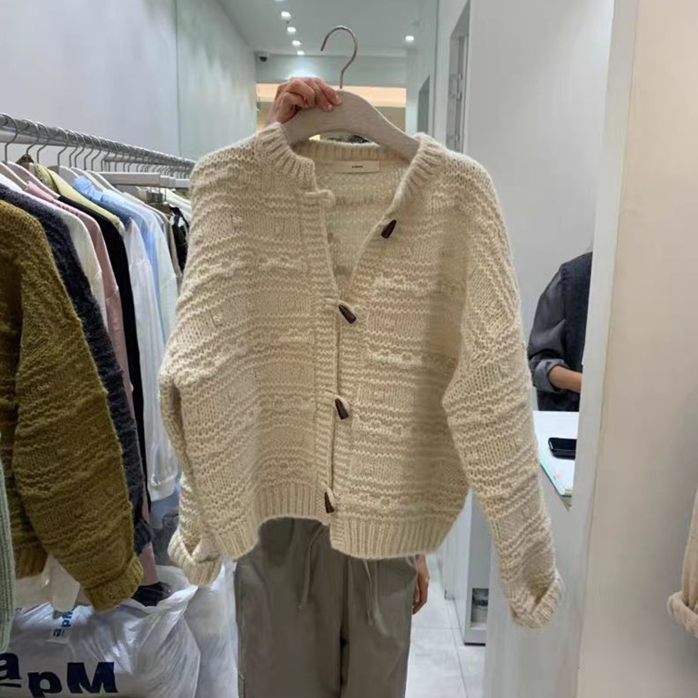 韩国代购简约时尚系扣针织毛衣