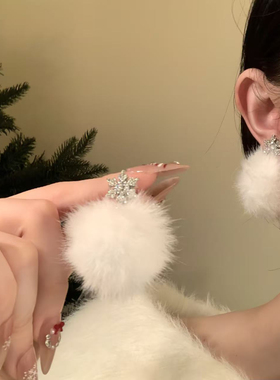 HEY TAO精致白色雪花毛球耳夹女轻奢无耳洞耳环超仙绝美秋冬耳饰