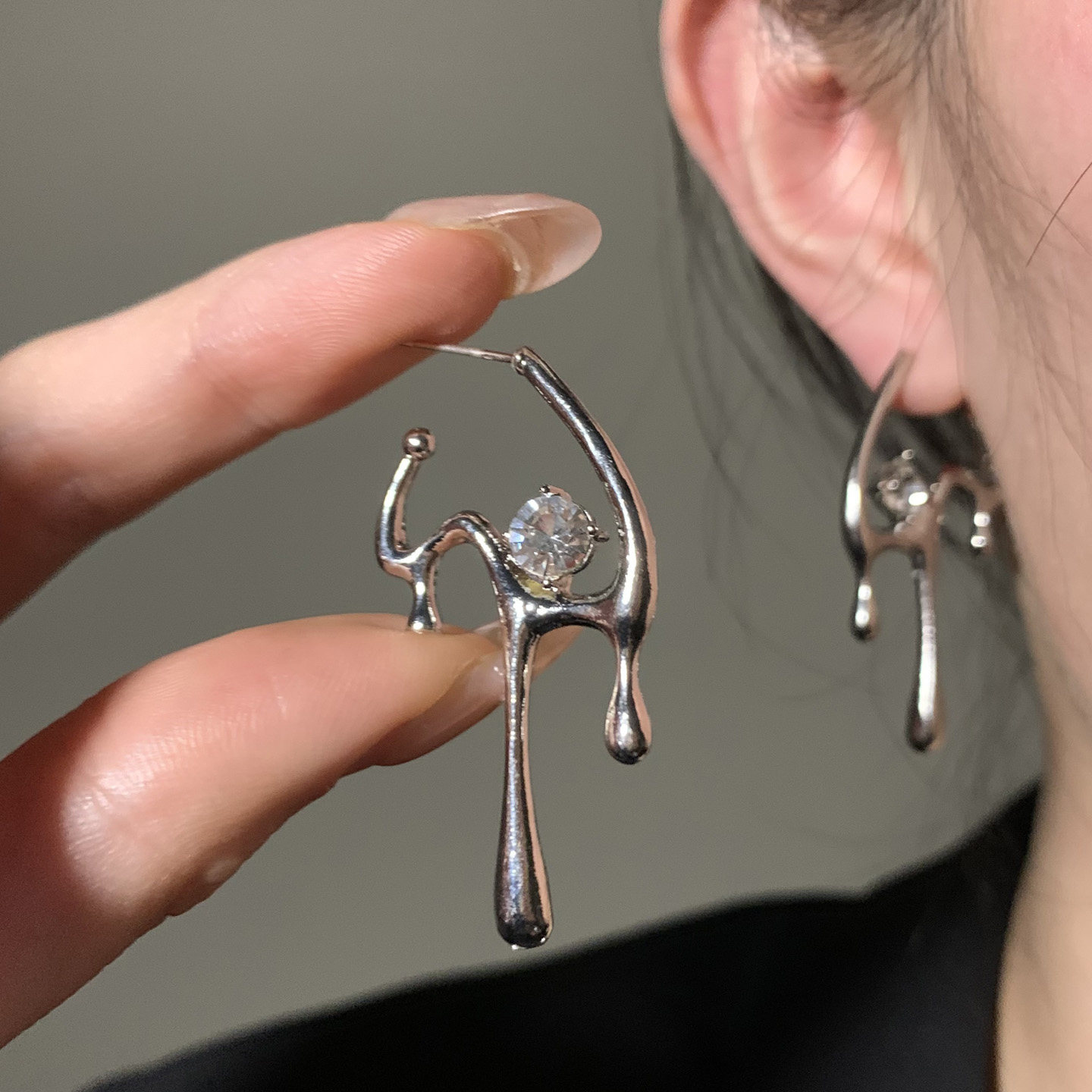 HEY TAO甜酷闪钻液态金属爱心耳钉女冷淡风辣妹气质耳环时尚耳饰