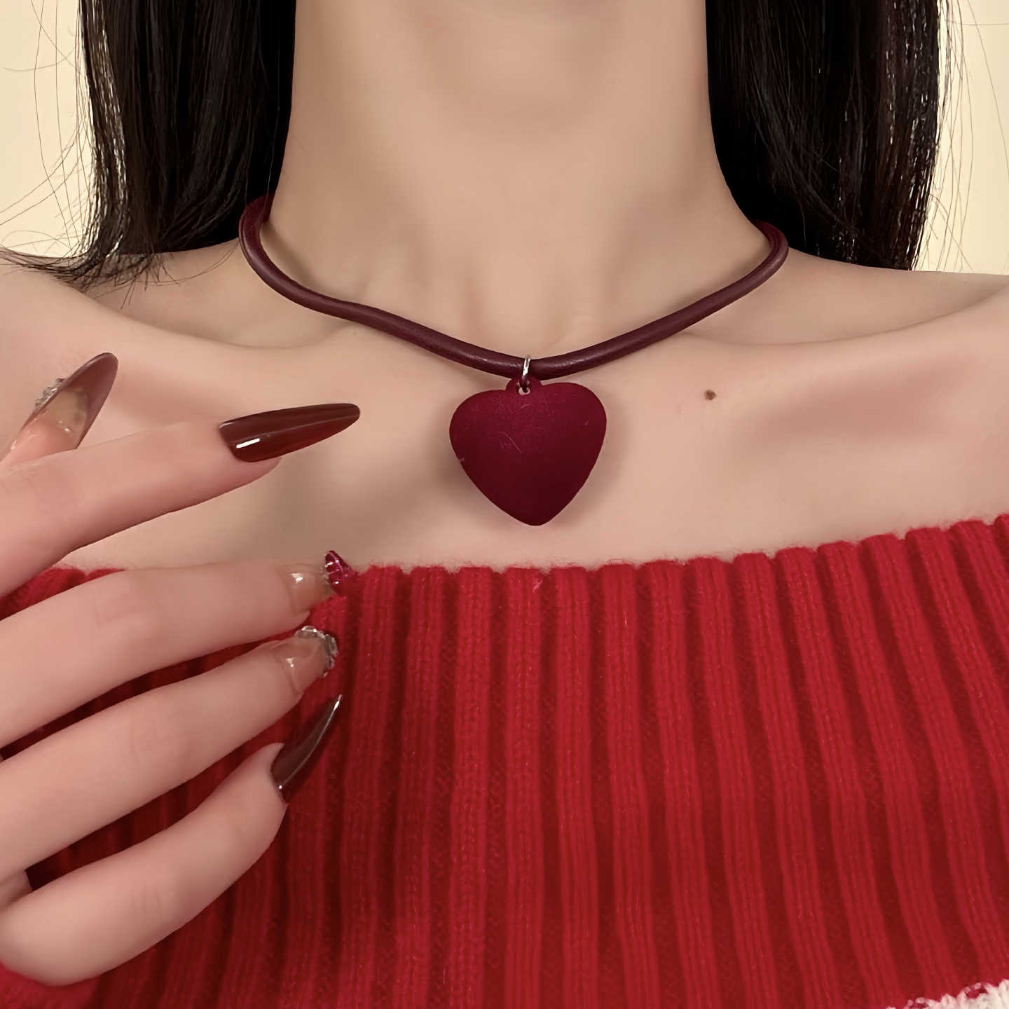 HEY TAO复古红色丝绒爱心吊坠choker项链女秋冬新款小众颈链配饰
