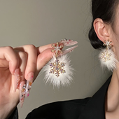 HEY TAO圣诞雪花毛绒耳环女冬季 轻奢设计感毛球耳钉精致百搭耳饰