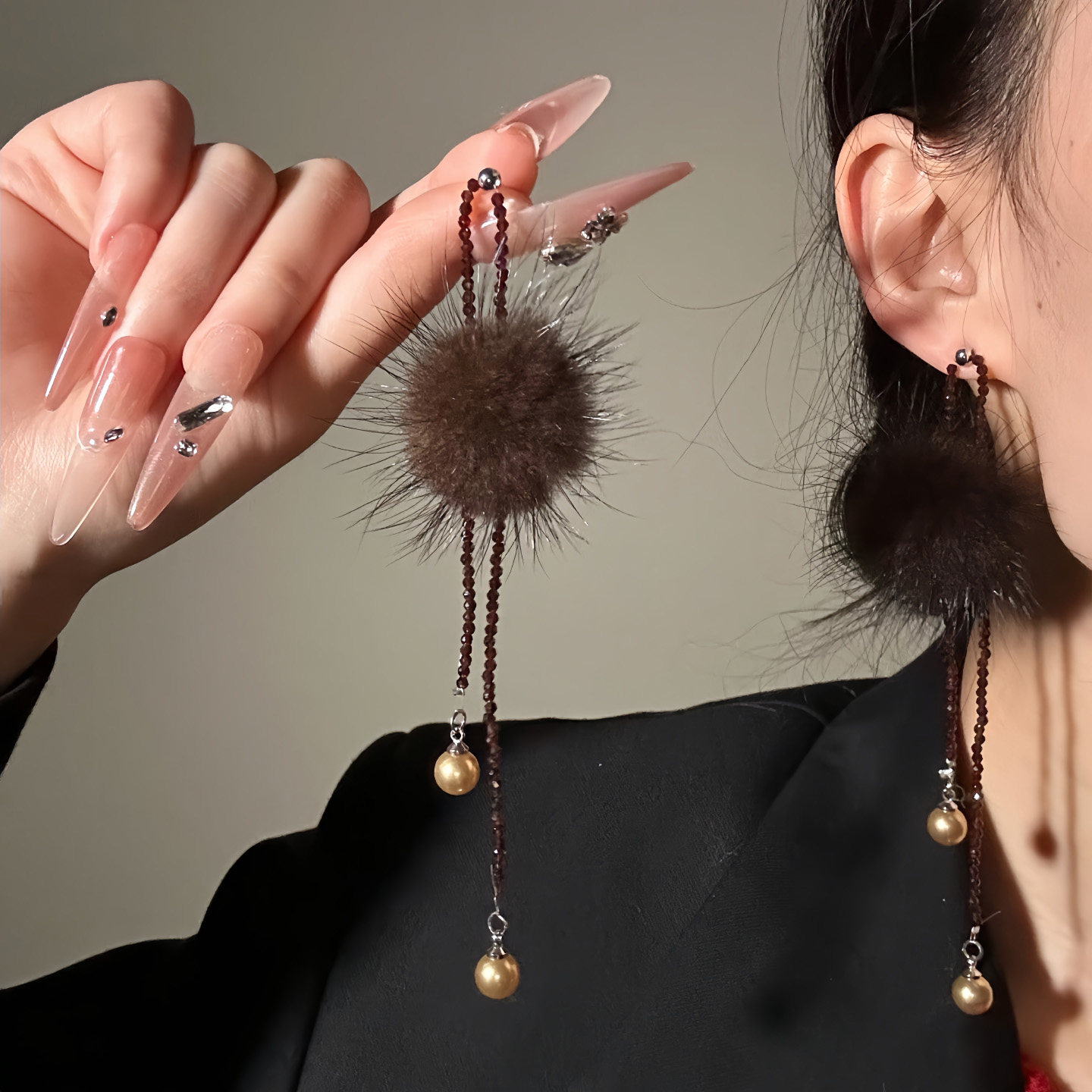 HEY TAO秋冬氛围感水貂毛球耳环女长款串珠流苏耳钉气质毛绒耳饰