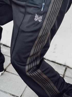 老夫子 needles 黑棕蝴蝶刺绣侧织带 男女休闲 运动宽松直筒长裤