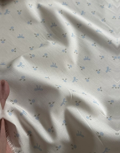 蓝色花蝴蝶结款 宽1.45米左右 40支 7260面料 纯棉布料 一米