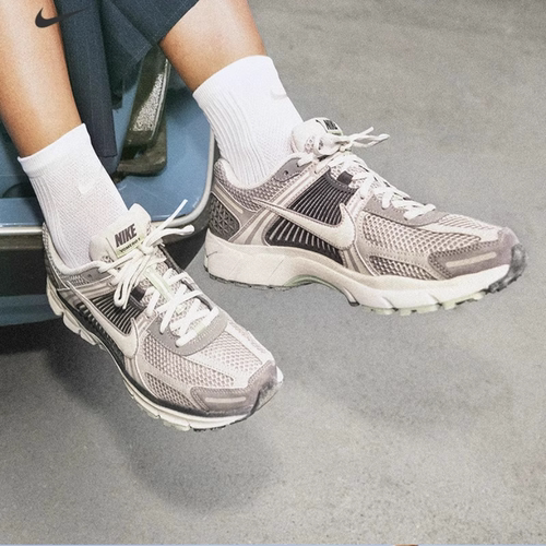 耐克Nike女子灰绿ZOOM复古跑步鞋