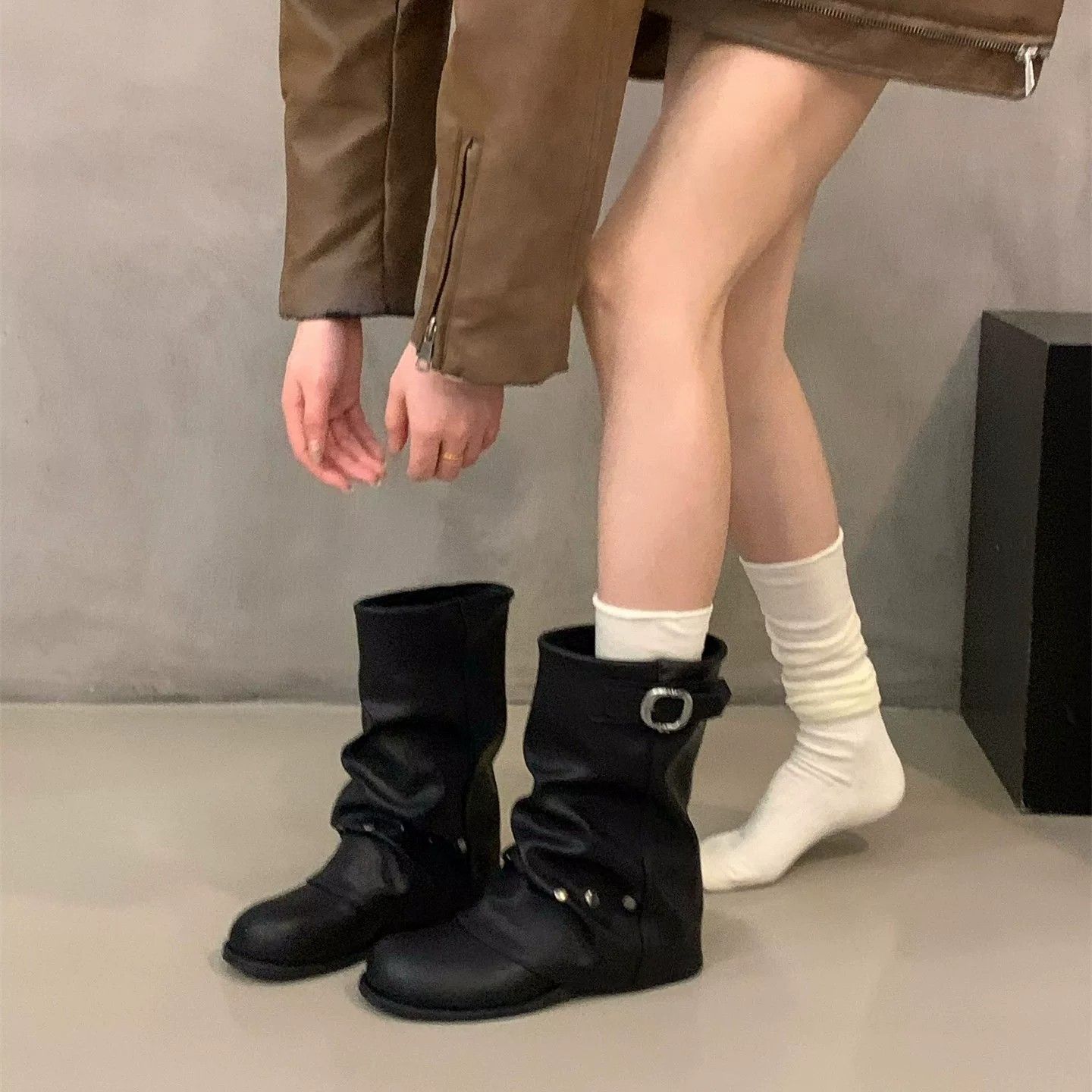马丁靴女靴子2026新款机车中筒靴裤管靴配裙子短靴大码4142码