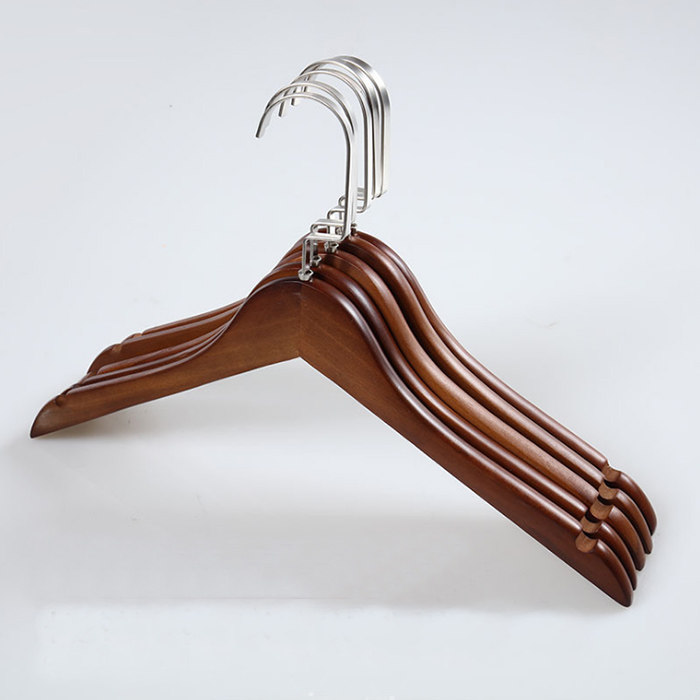 부드러운 장식 모델 룸 의류 디스플레이 소품 옷장 휴대품 보관소 장식 장식품 나무 가죽 금속 옷걸이 및 지지대