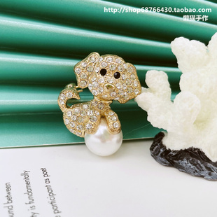 金色胸花欧美男女通用款 高档复古生肖狗珍珠胸针时尚 潮流微章别针