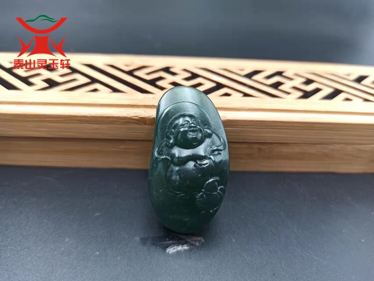 天然泰山碧玉笑佛吊坠