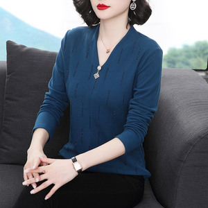 妈妈打底衫女春秋外穿时尚洋气2023新款V领修身上衣中老年长袖t恤