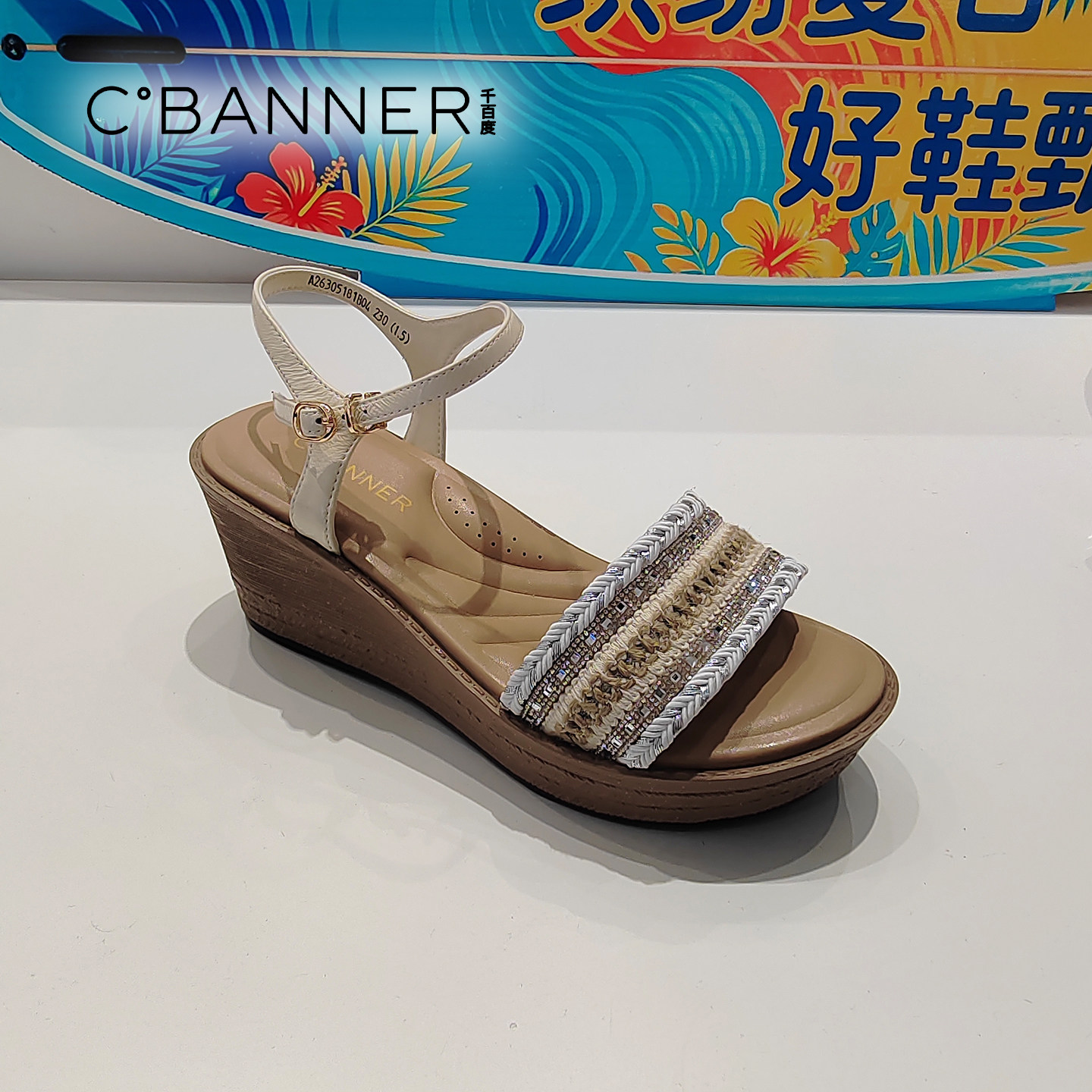 千百度2026坡跟凉鞋夏厚底水钻一字带露趾休闲增高女鞋 A26305181