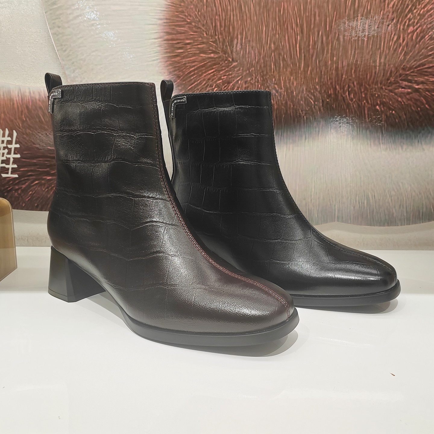 KISSCAT接吻猫女鞋2025冬新款粗跟方头百搭侧拉链短靴 KA65720-12