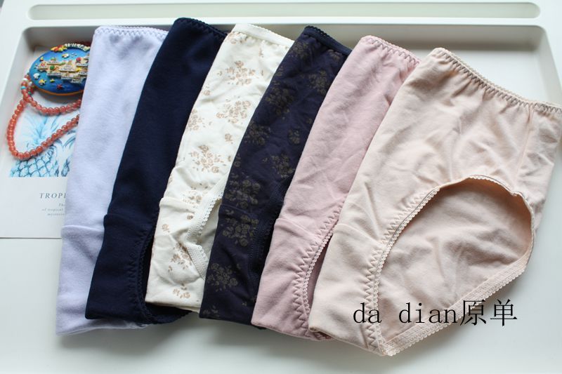 日单纯棉透气包臀女中腰三角内裤