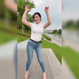 自然水洗浅蓝色铅笔牛仔裤日常休闲常规款修身显瘦舒适百搭女裤