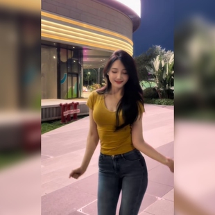 自然风格破洞铅笔牛仔裤修身显瘦展现时尚个性牛仔长裤