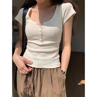 T恤女夏2025新款 白色正肩U领短袖 纯棉设计感露锁骨半开领纽扣上衣