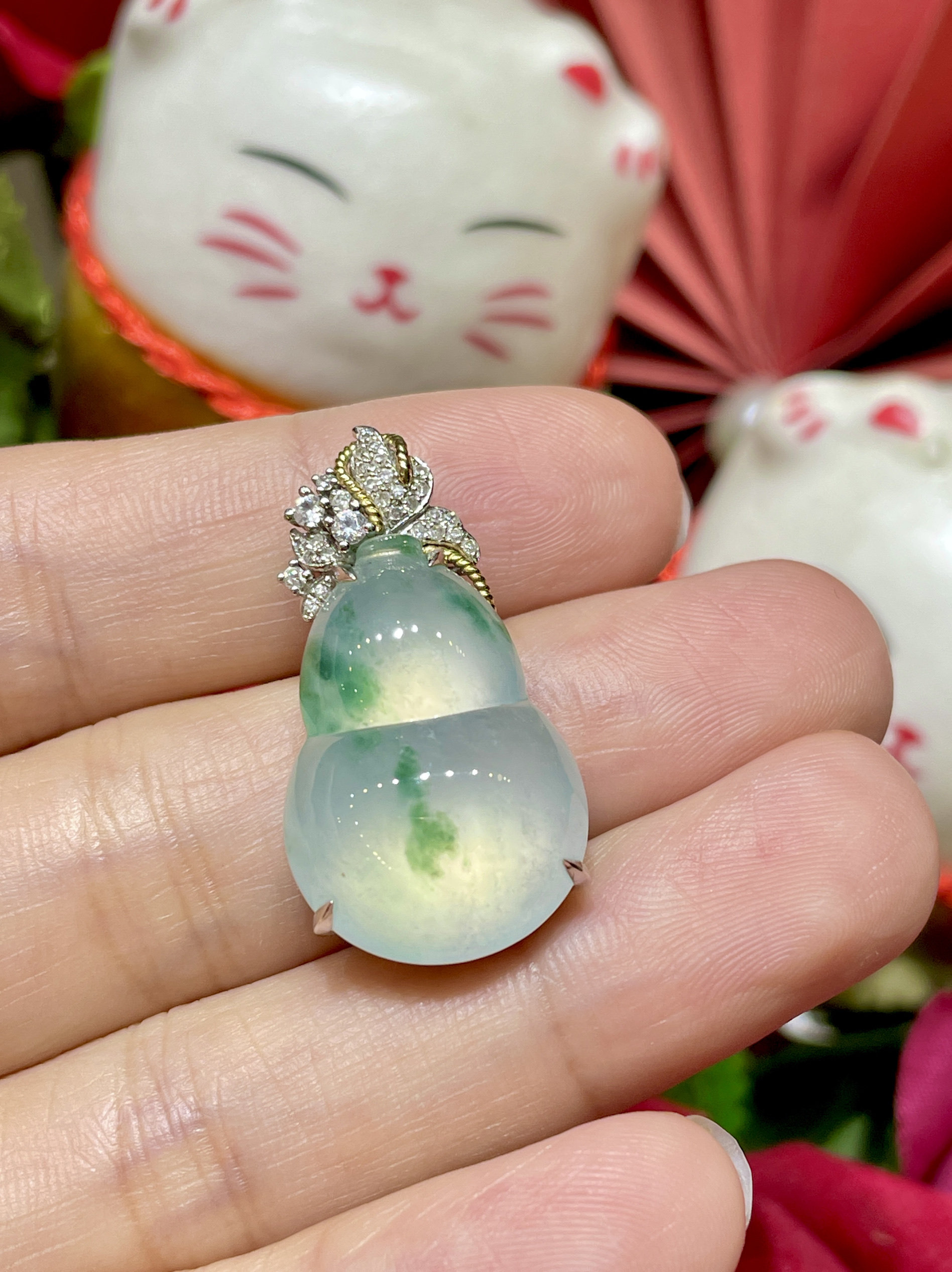 缅甸翡翠A货正品 高冰种起荧光飘花葫芦大吊坠 镶嵌18k金搭配钻石