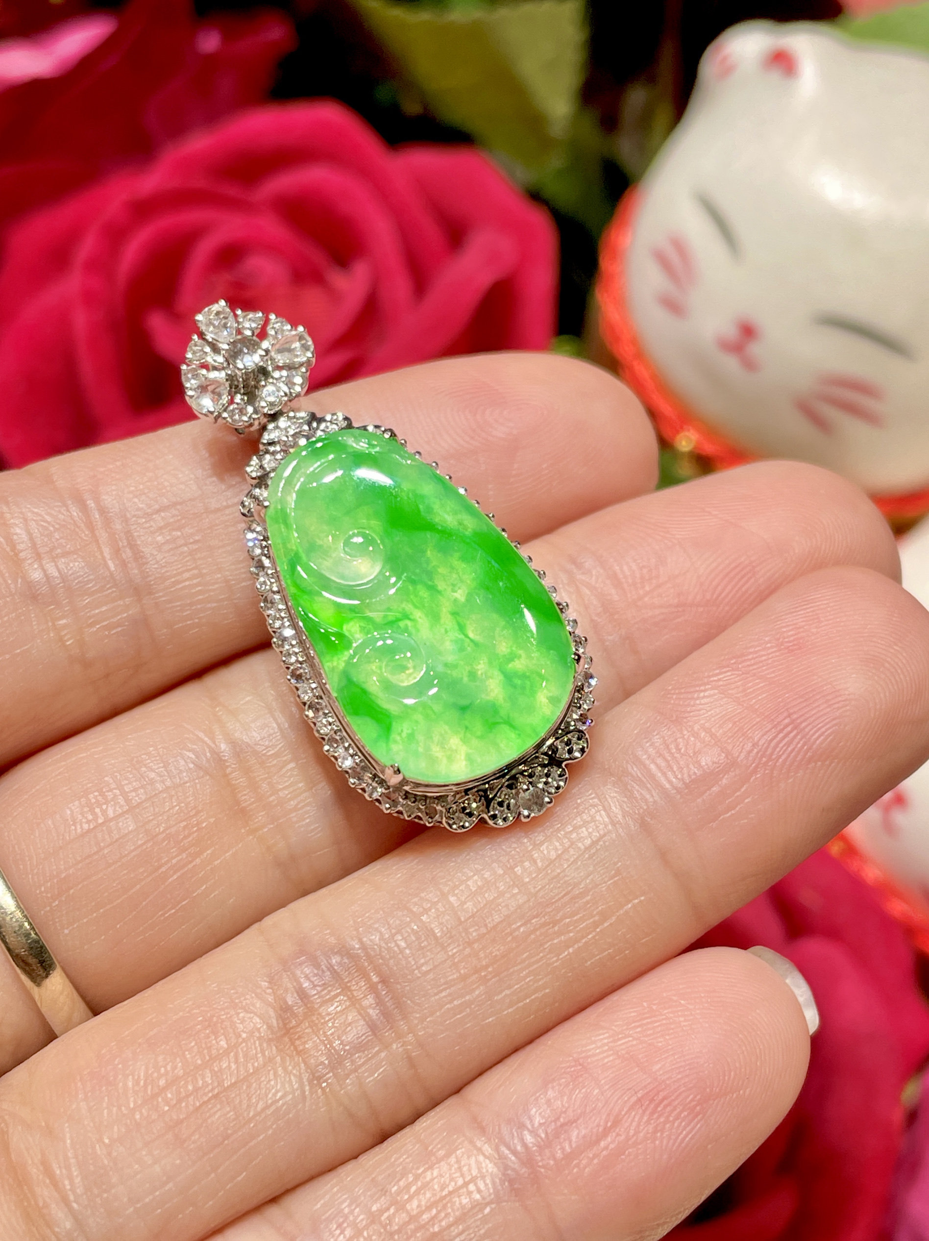 缅甸天然翡翠冰阳绿如意吊坠玉质细腻莹润饱满镶嵌18 K金搭配造型
