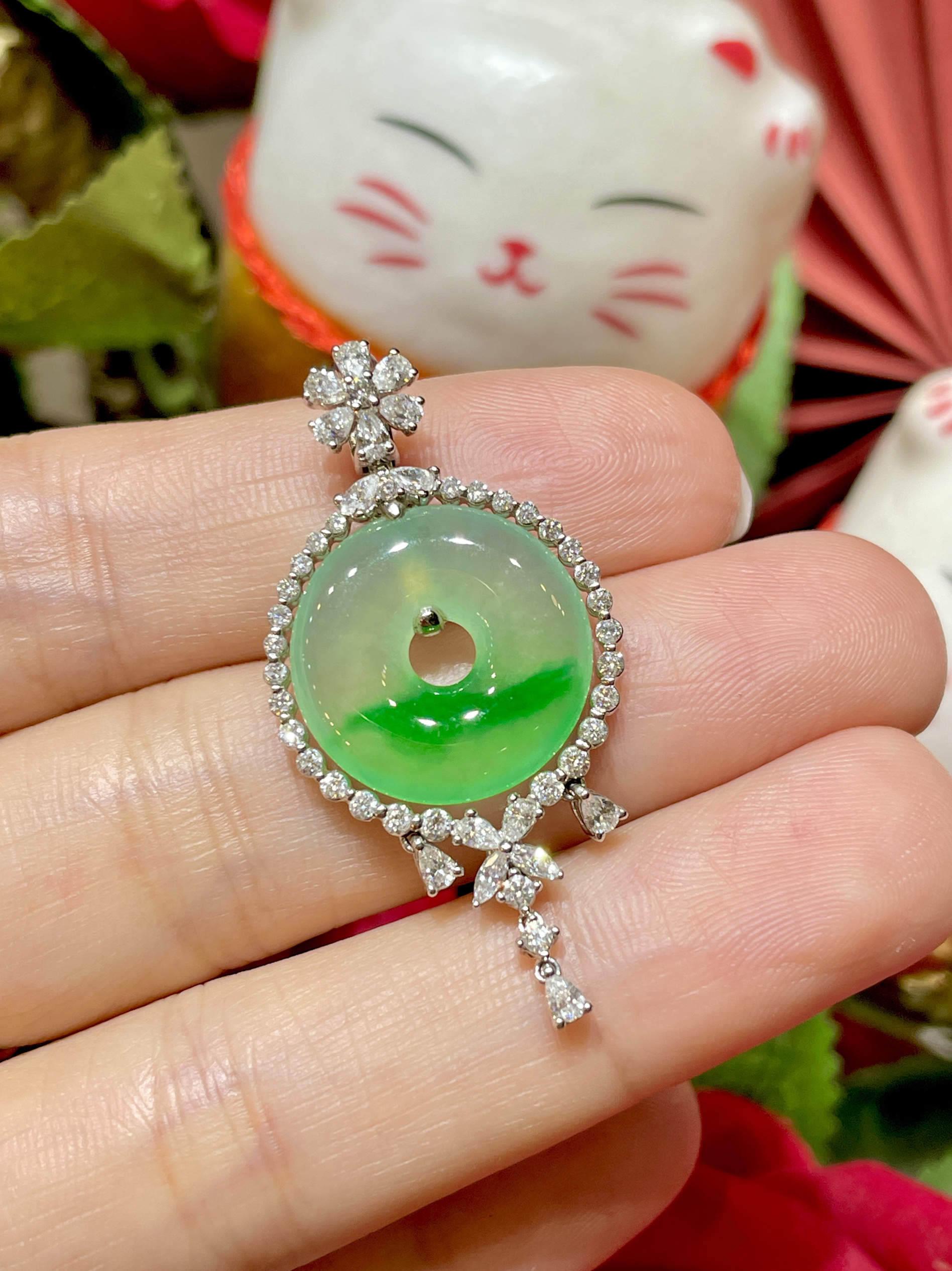 缅甸翡翠a货正品 冰种阳绿飘绿甜甜圈吊坠 镶嵌18k金搭配钻石时尚