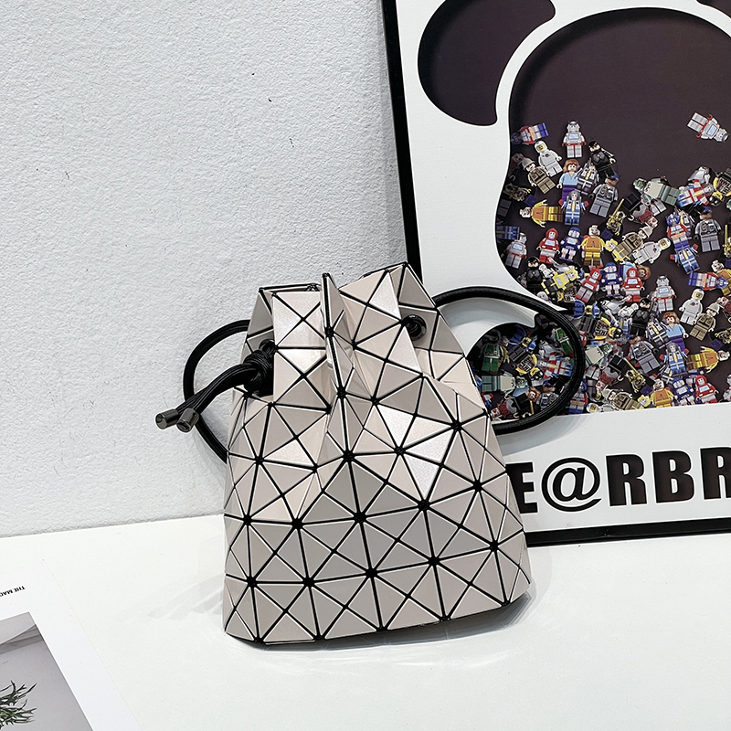 抽绳束口日本同款单肩斜挎女包