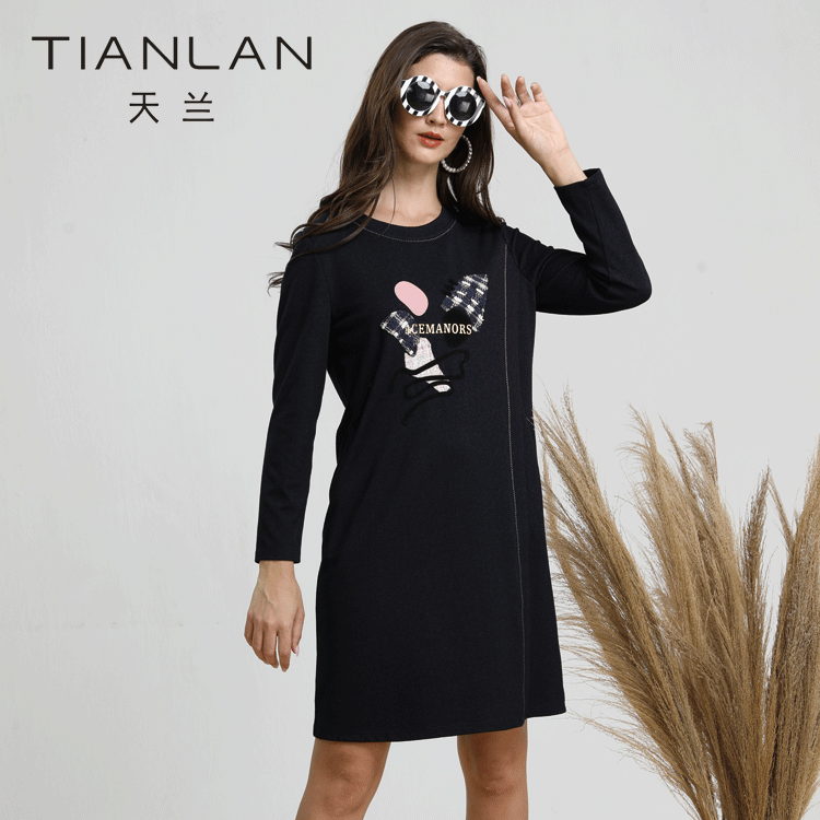 中长春秋季印花圆领贴布绣设计感