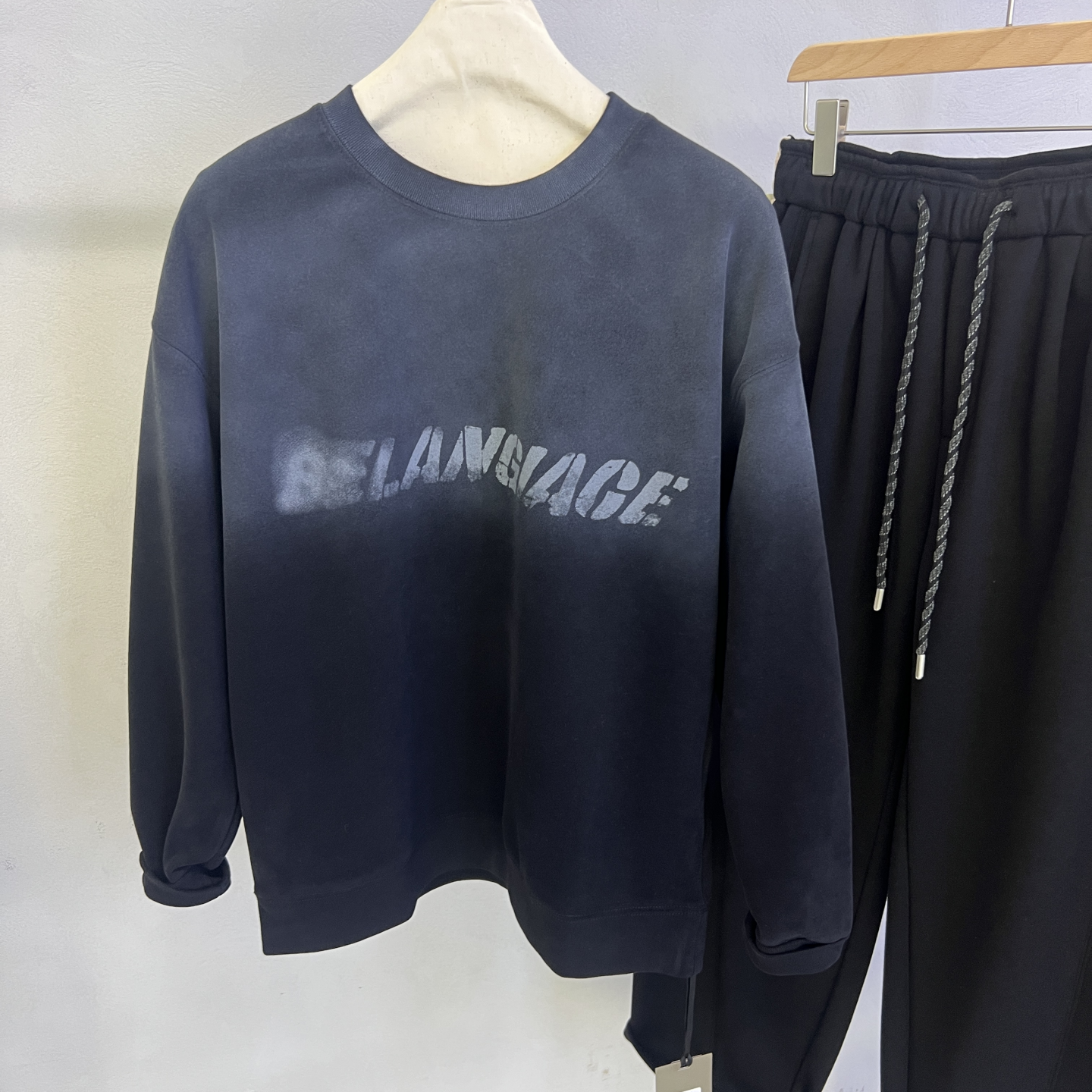 2025冬季新款黑色圆领卫衣