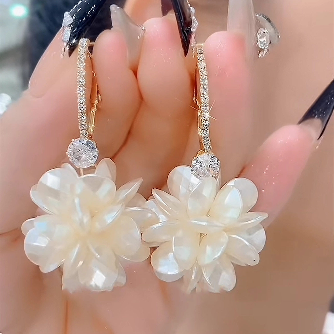 春夏新款镶钻白色花朵耳环轻奢气质小众设计感耳钉甜美网红耳饰潮