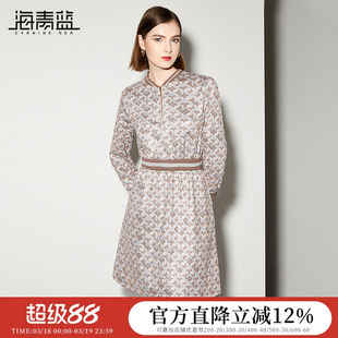 海青蓝设计感印花连衣裙女2026新款春装大气收腰显瘦休闲中长裙