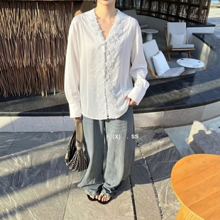 欧洲站天丝亚麻提花刺绣立体蕾丝拼接V领衬衫秋设计感休闲上衣女