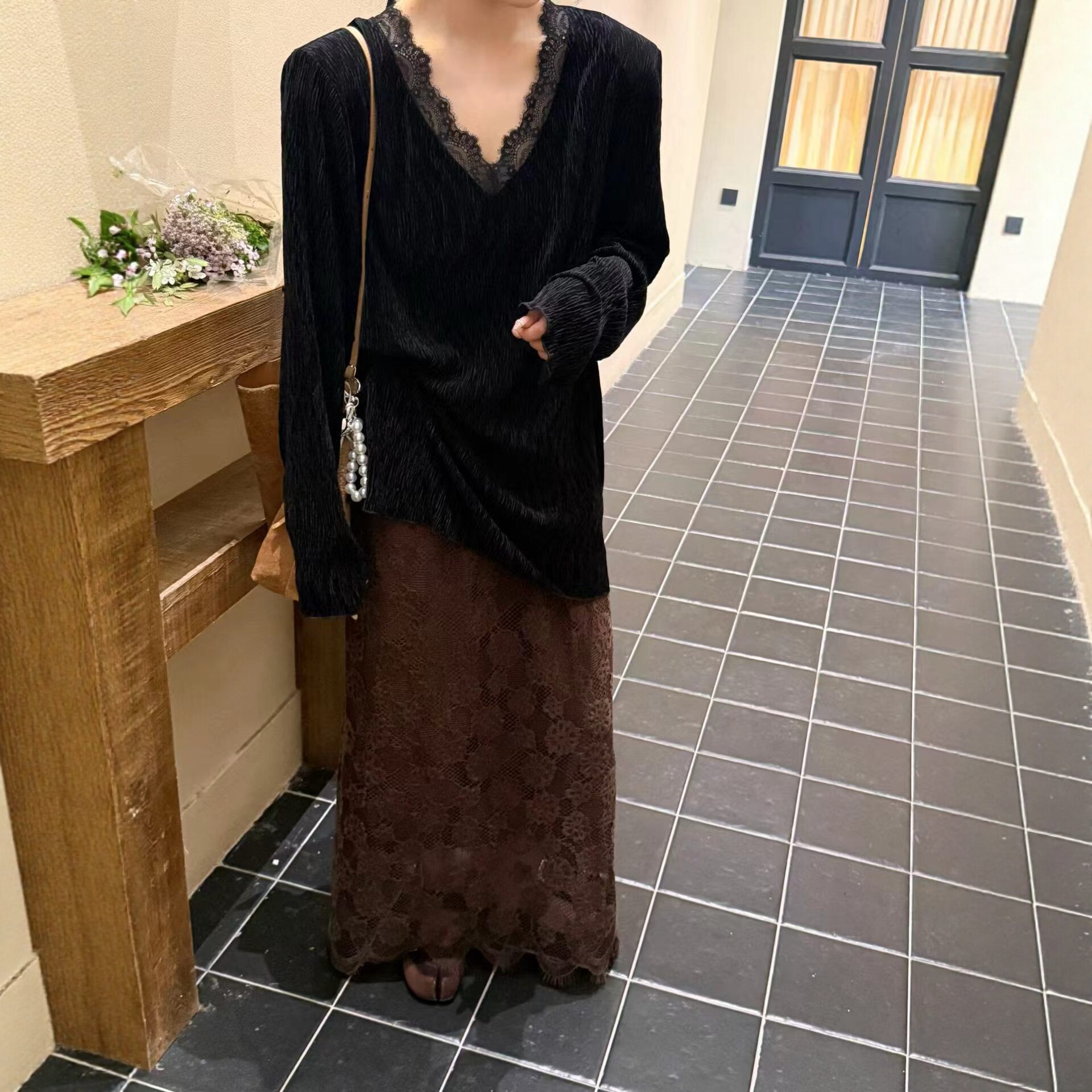 V领拼蕾丝垫肩褶皱打底衫长袖T恤