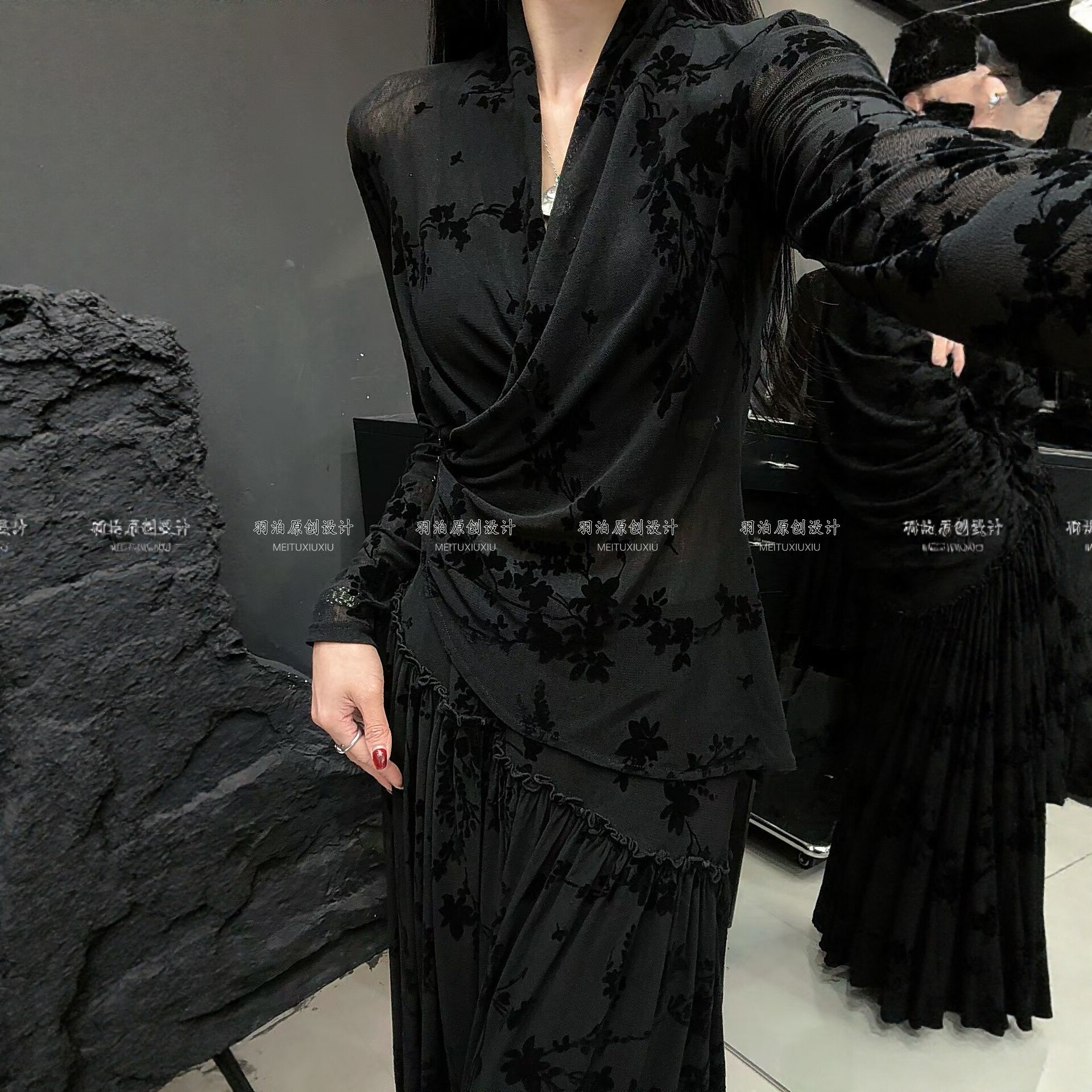 V领褶皱不对称丝绒提花上衣女