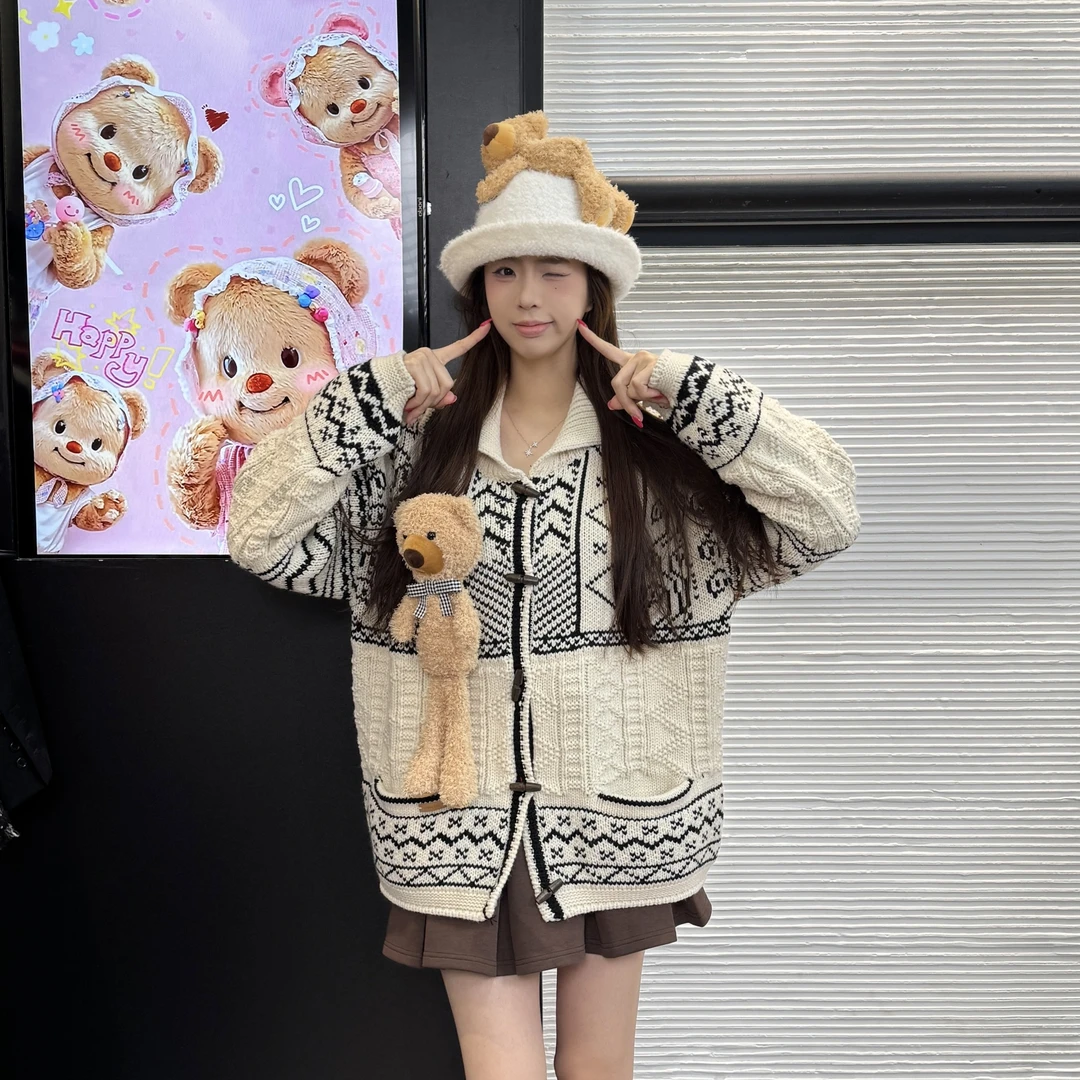 小熊翻领牛角扣花纹提花针织毛衣