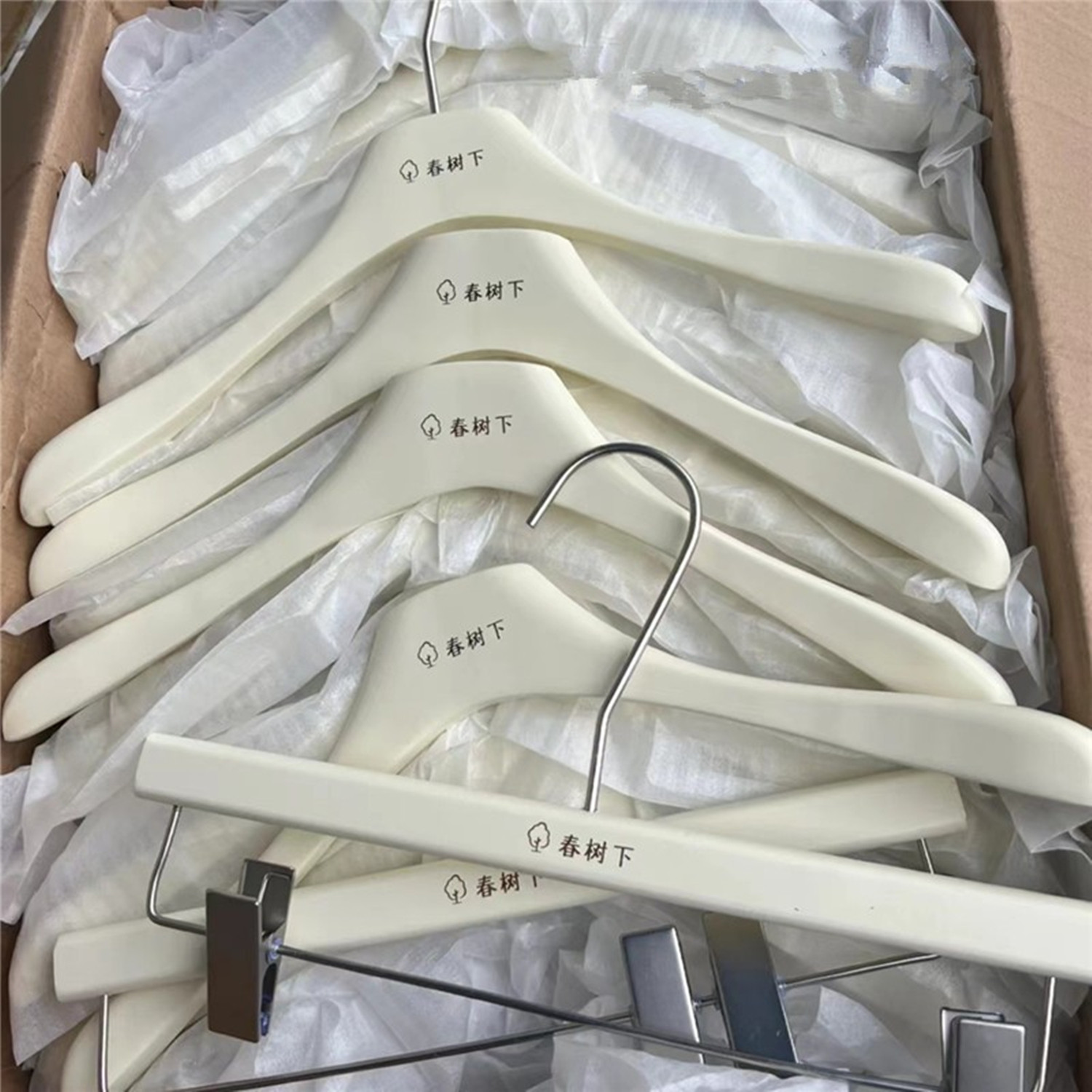 服装店专用女装防滑实木衣架裤夹图片