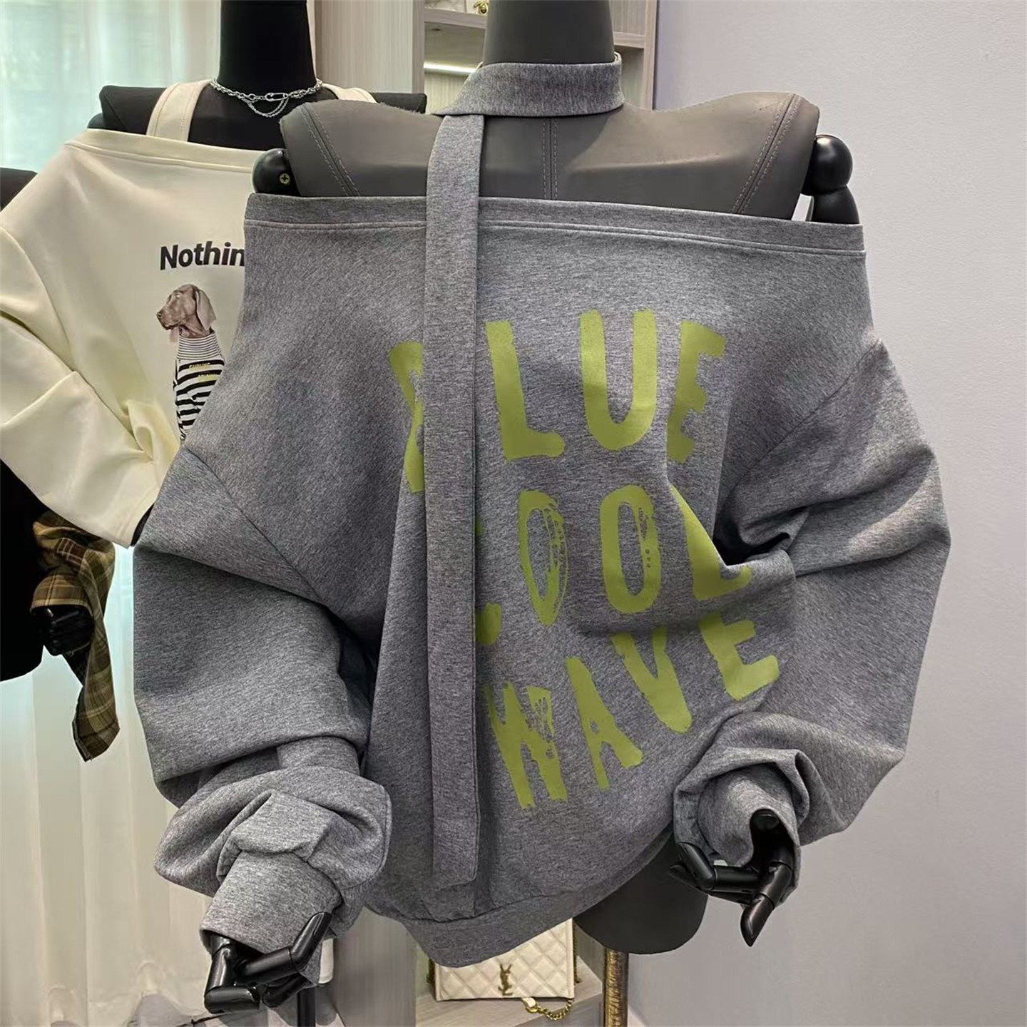 新款宽松斜肩字母印花长袖卫衣女