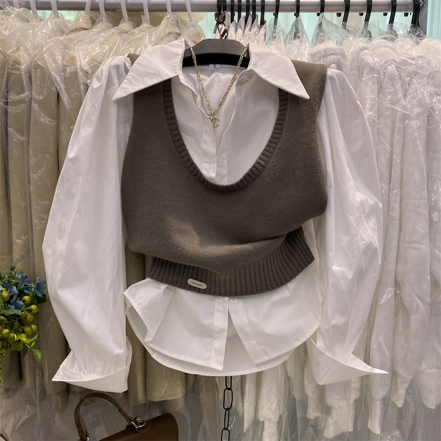 泡泡袖纯色衬衫叠穿针织马甲套装