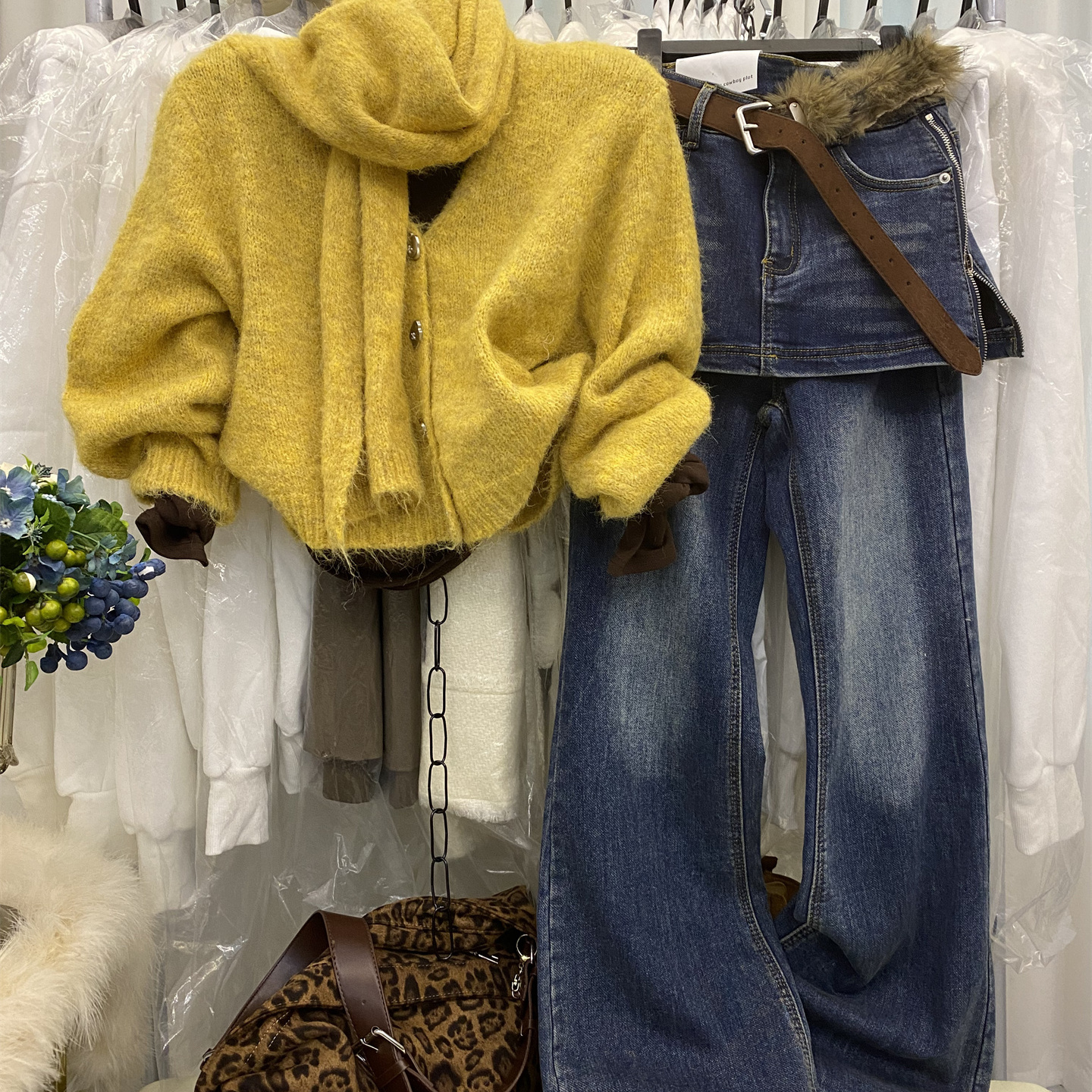 屁帘拉绒微喇牛仔裤搭毛衣套装女