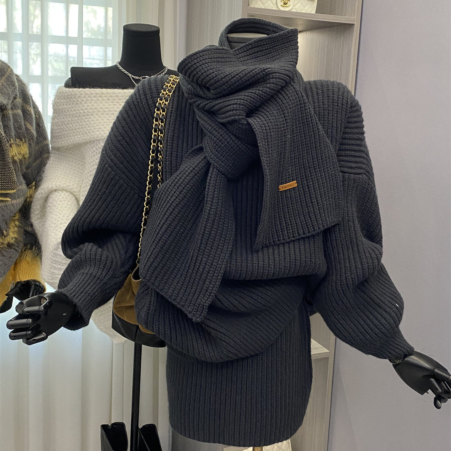 半高领针织毛衣短裙配围巾三件套