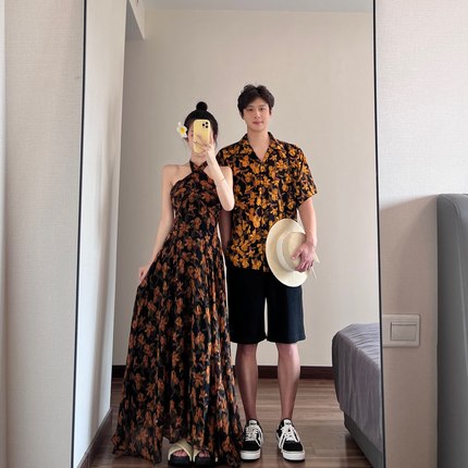 法式情侣装2025夏复古碎花挂脖连衣裙海滩度假风收腰长裙一裙一衣