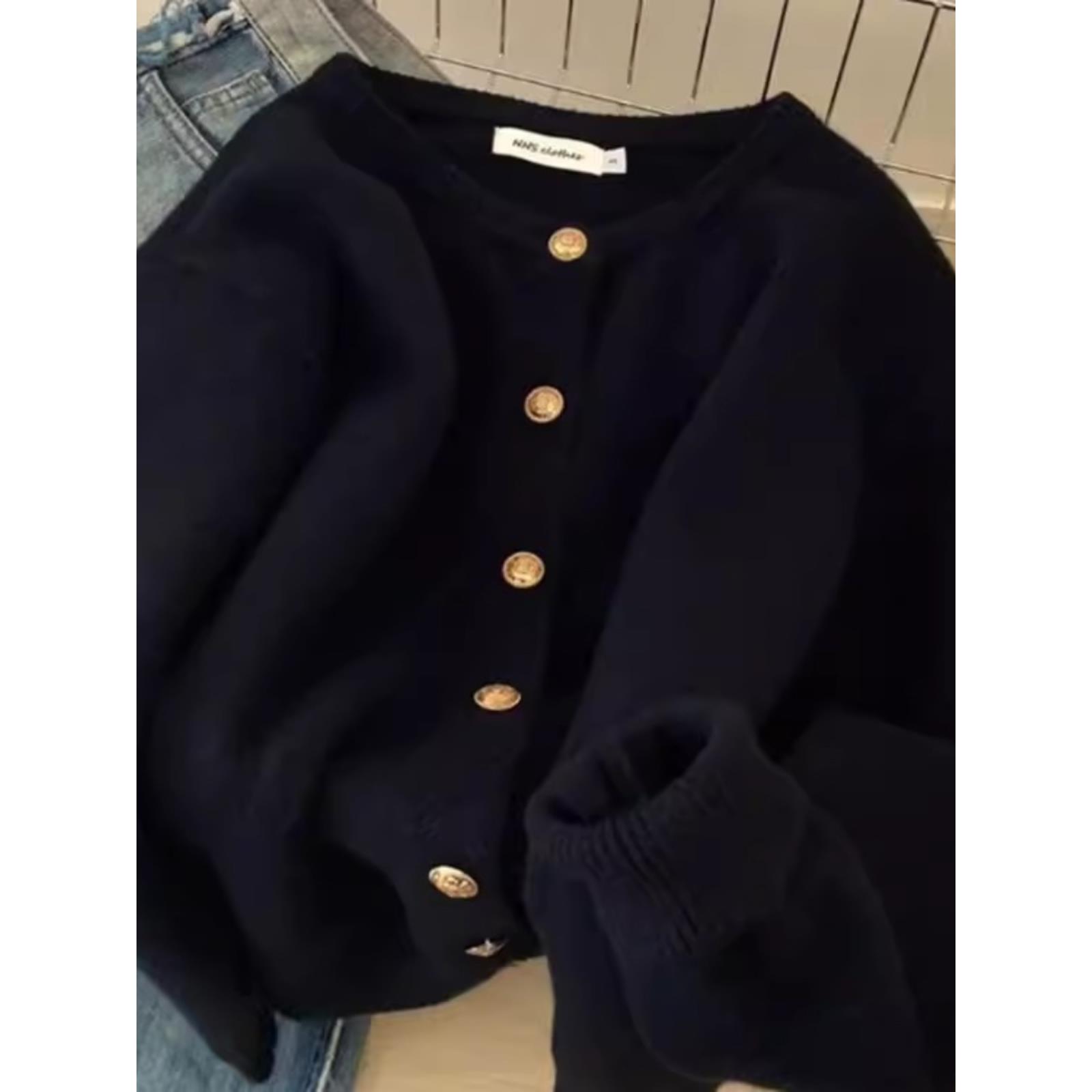 2025冬季高级感黑色小金扣软糯针织开衫女慵懒感显瘦气质毛衣外套