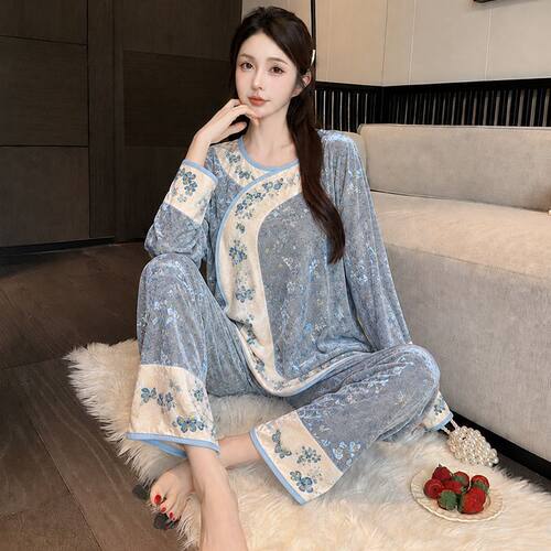 摸鱼儿金丝绒刺绣睡衣套装女