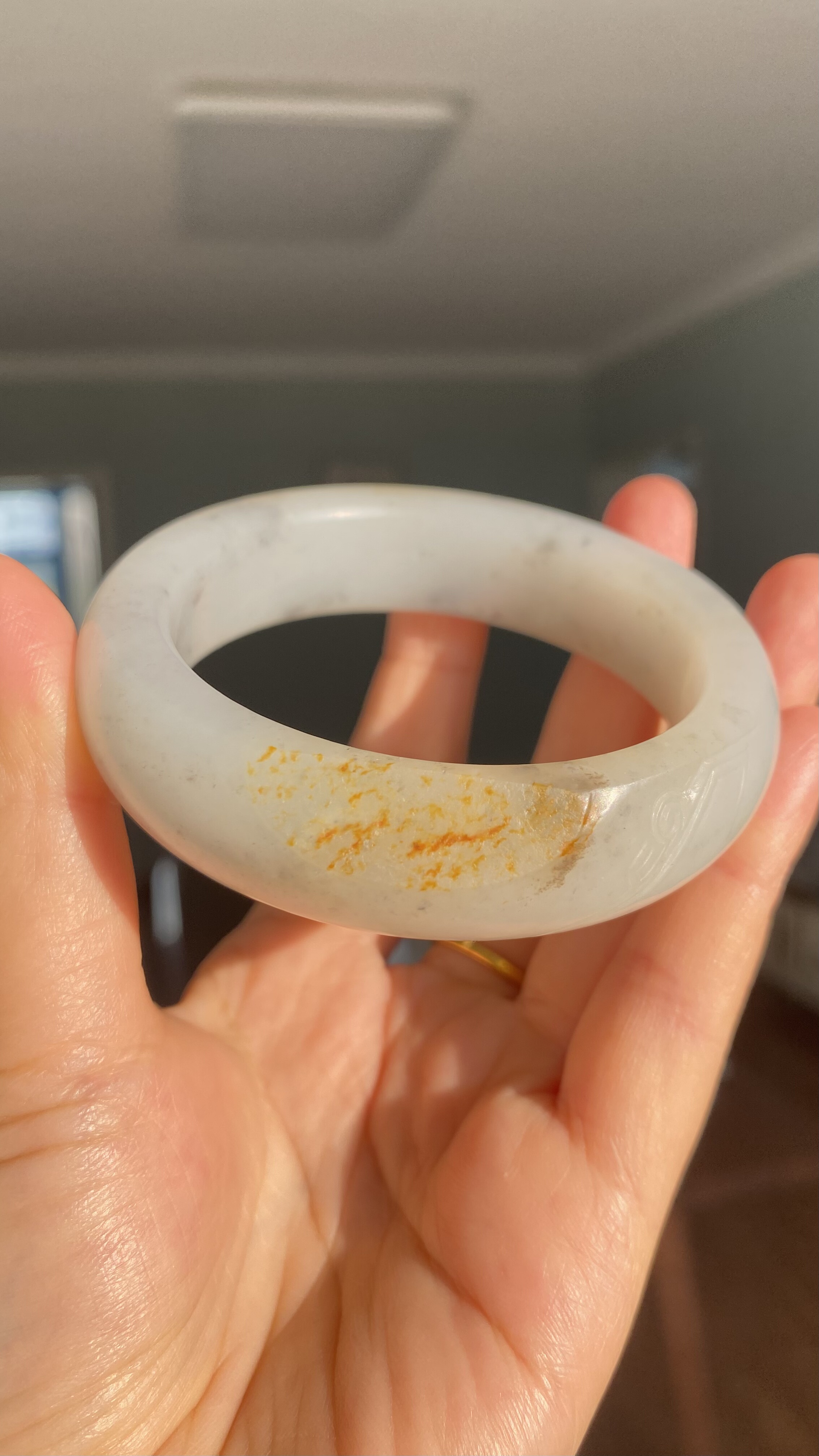 新疆青花籽料手镯白底带皮毛孔