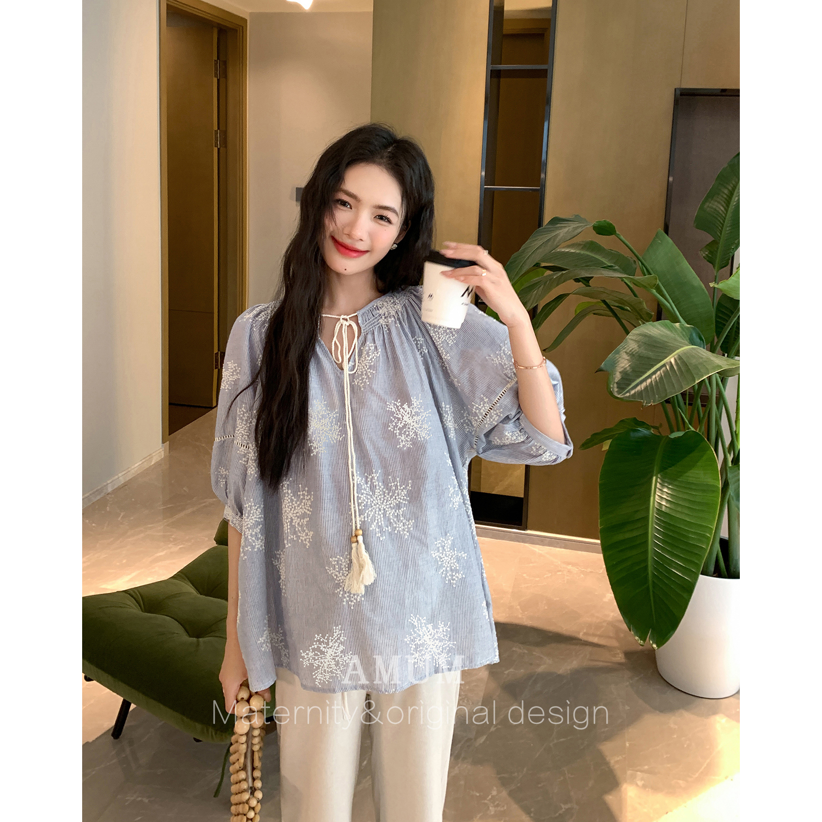 ◆AMUM孕妇装◆少女爱穿的娃娃衫~刺绣浪漫衬衫系带V领休闲上衣