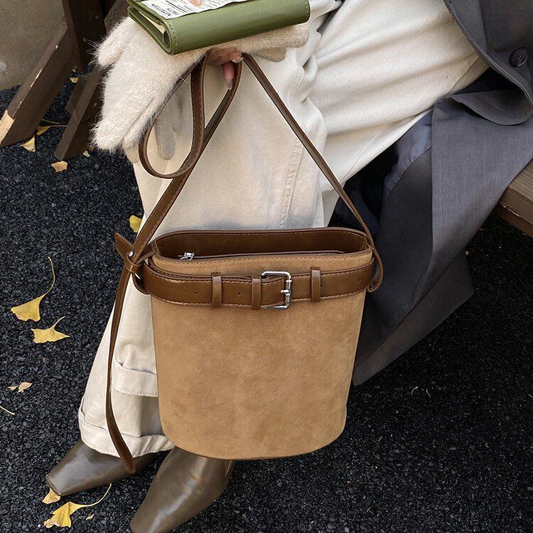 秋冬2025新款手提女包复古百搭水桶包洋气皮带扣麂皮绒单肩腋下包