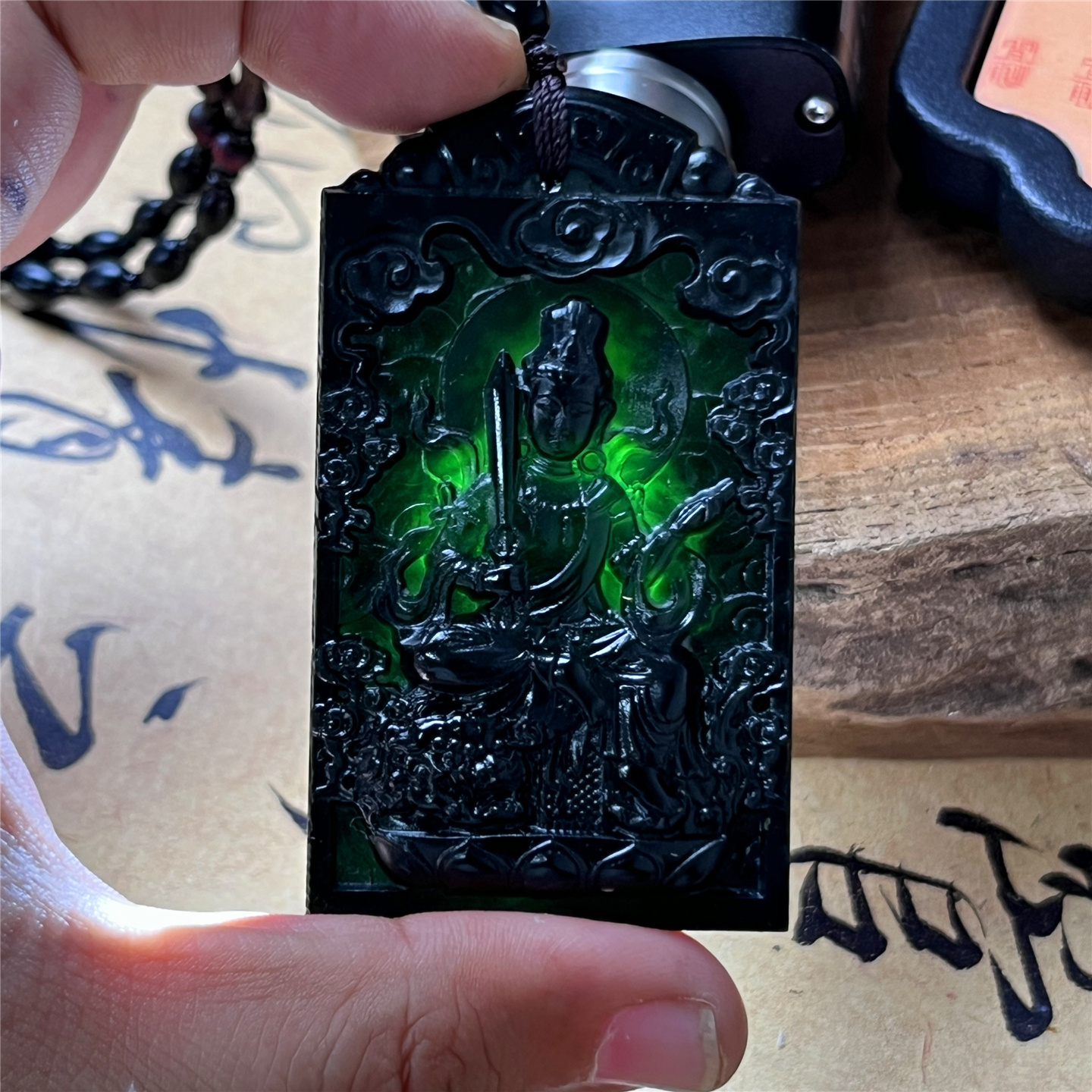 天然岫玉墨玉文殊菩萨吊坠保真精雕方牌本命佛玉石挂件产地发实拍
