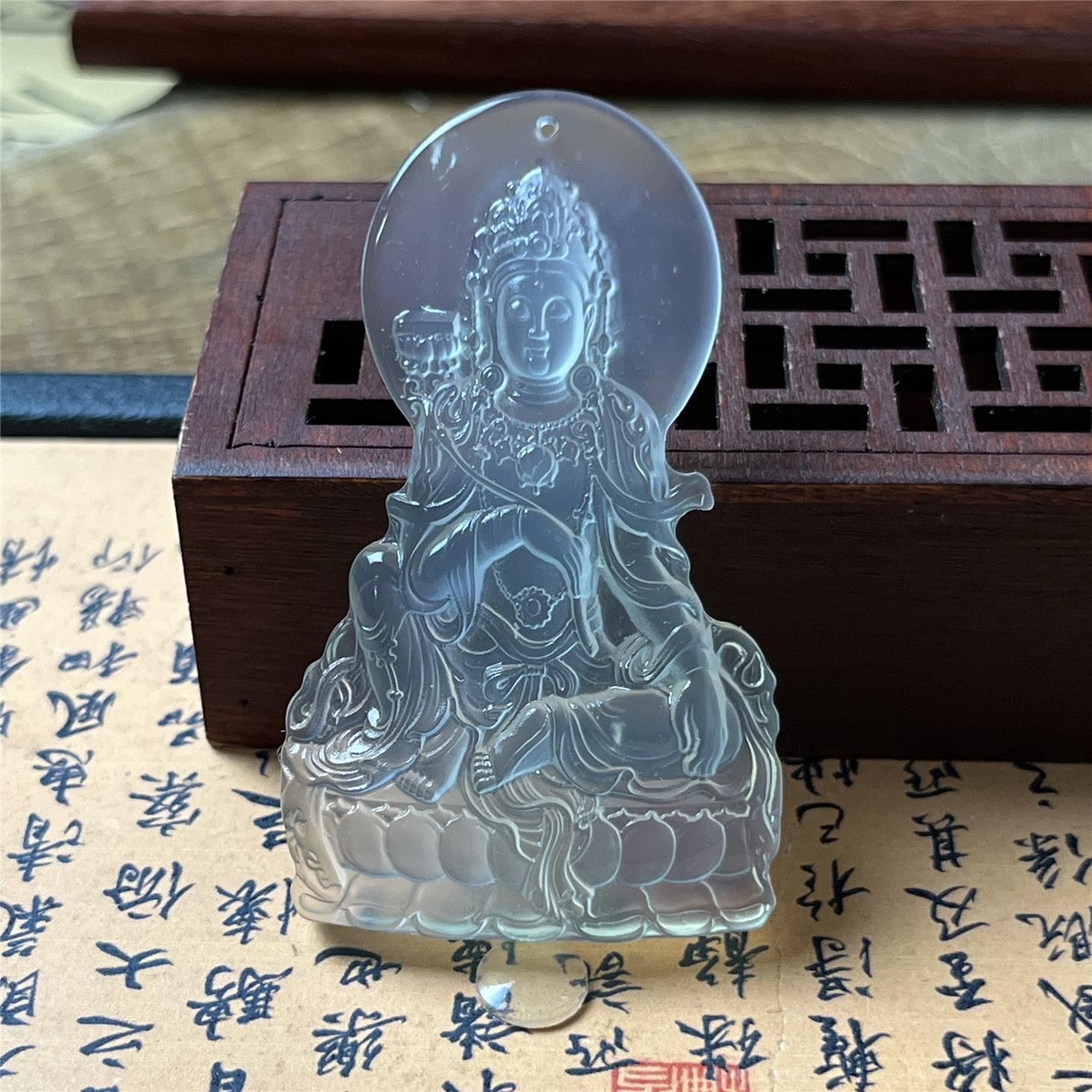 天然岫玉大势至菩萨吊坠保真精雕本命佛玉石挂件高冰男女款收藏品