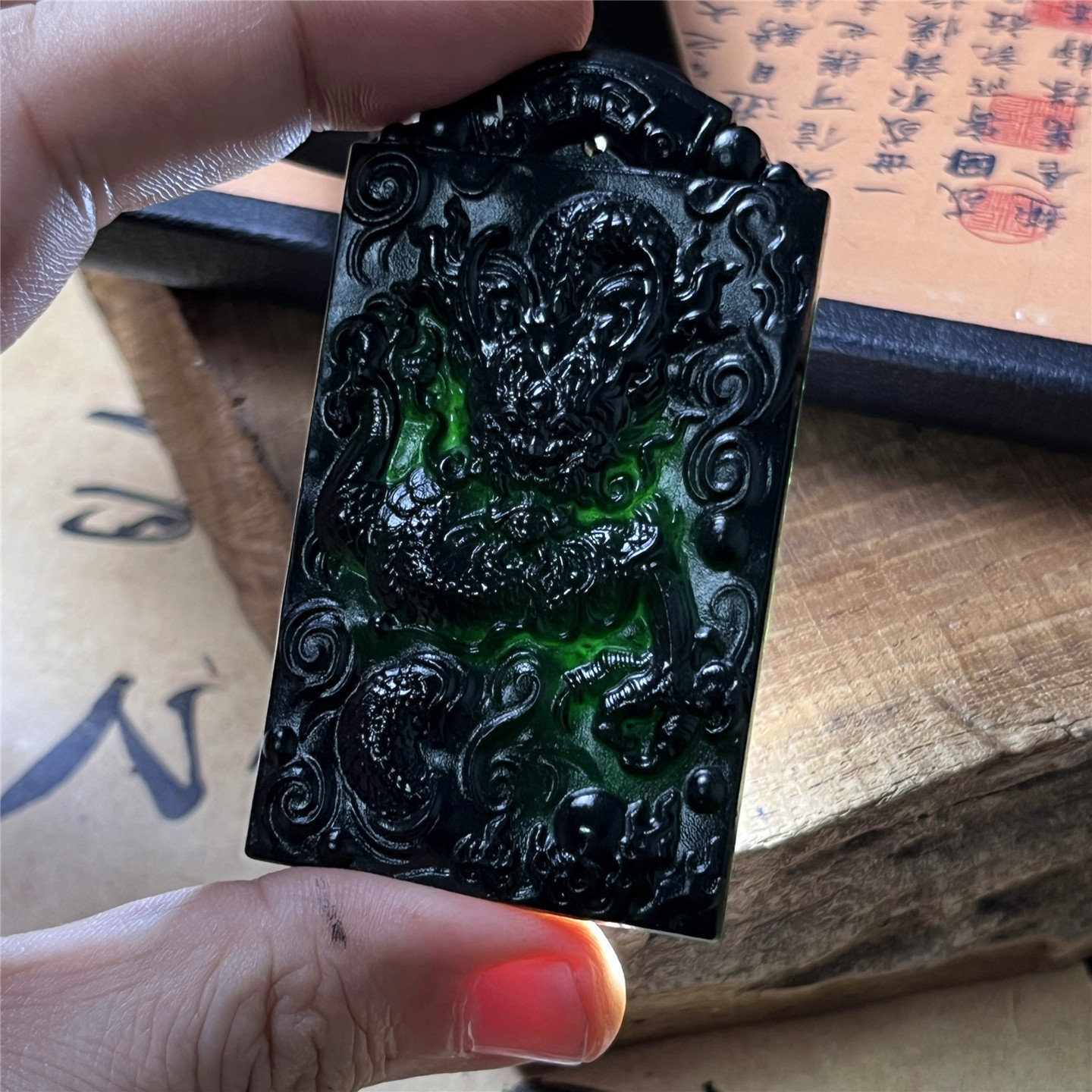 天然岫玉龙牌吊坠保真双面精雕