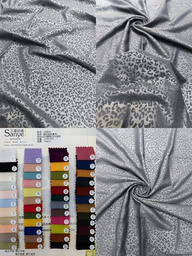 国潮设计师挑选豹纹压花面料三葉